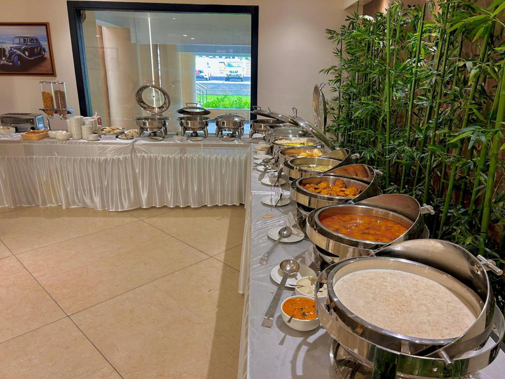 Rohika Aau-Igh Hotell Guwahati Exteriör bild